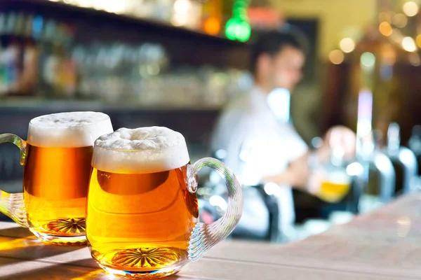 Dos vasos de cerveza en el pub . — Foto de Stock