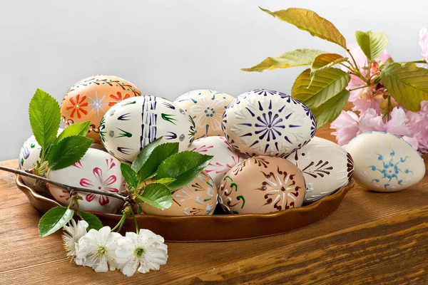 Painted Easter eggs on the wooden desk — Stock Photo, Image