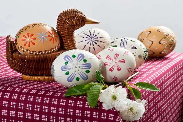 Huevos de Pascua pintados en el mantel rojo — Foto de Stock