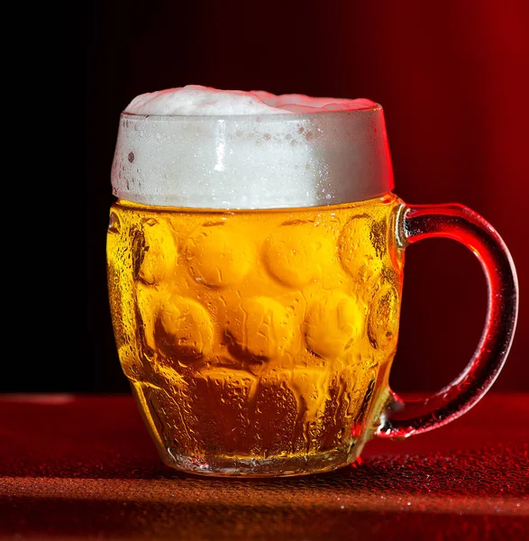 Glas Bier mit Wassertropfen — Stockfoto