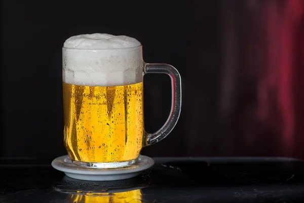 Glas Bier mit Wassertropfen — Stockfoto