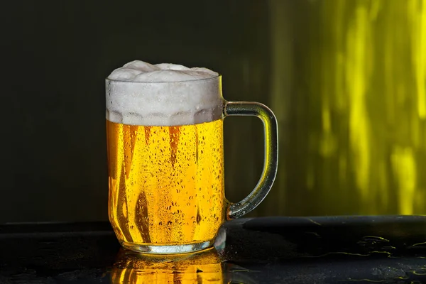 Glas öl med droppar vatten — Stockfoto