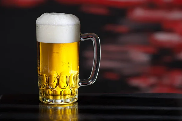 Szklanka piwa na ciemnym tle — Zdjęcie stockowe