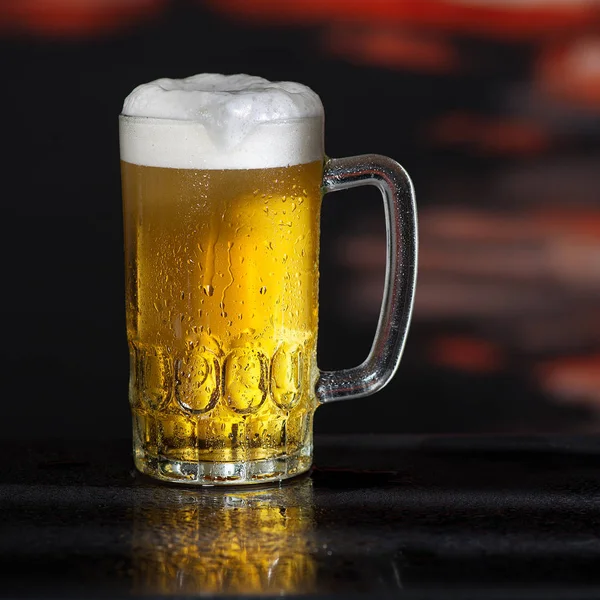 Glas bier op de donkere achtergrond — Stockfoto