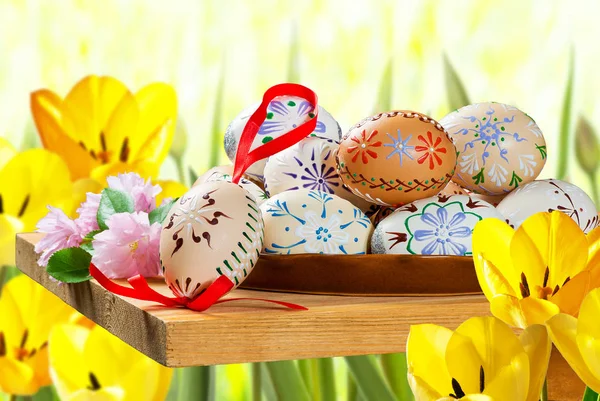 Huevos de Pascua pintados con tulipanes en el jardín — Foto de Stock