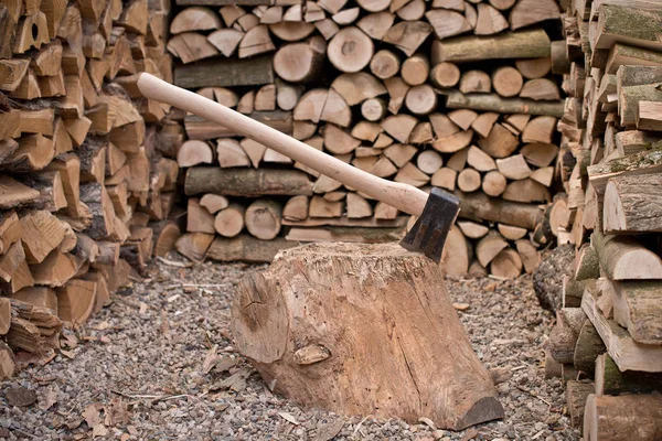 Una vecchia ascia con legna da ardere — Foto Stock