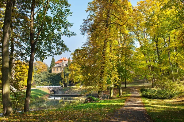 Park en Chateau Krasny Dvur in het herfst seizoen. Stockfoto