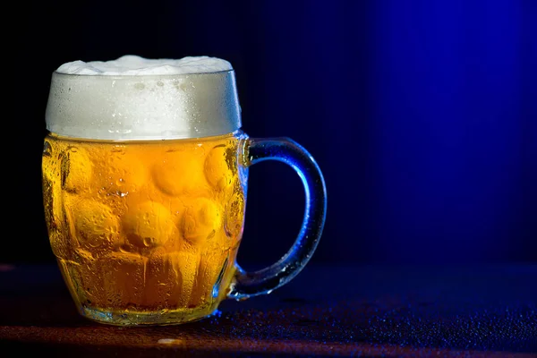 Glas Bier mit Wassertropfen — Stockfoto