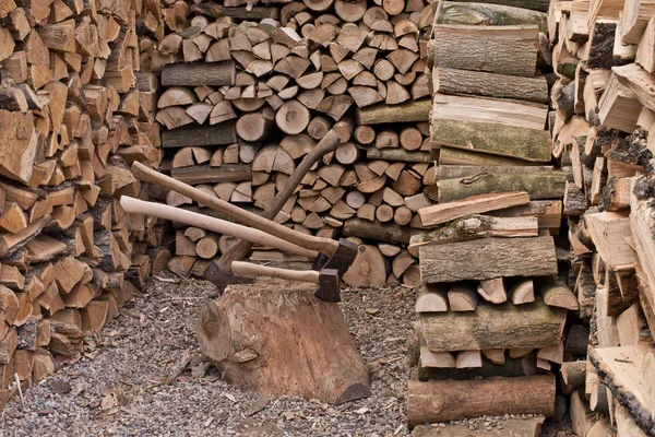 A old axe with fire wood — Stock Photo, Image