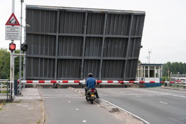 Hollanda'da asma köprü