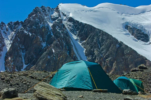 Tenda Nas Montanhas Nevadas — Fotografia de Stock