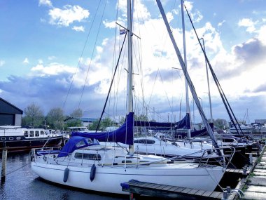 Bulutlu bir günde bir Sneek limanında Albin Vega