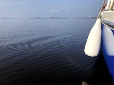 Bir ayna gibi görünüyor göl kenarında tekne yelken