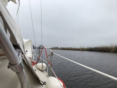 Yelkenli sitenin bir çamurluk