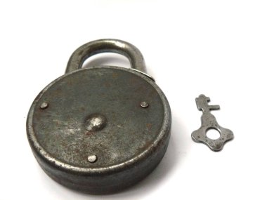 Amber kilit, vintage kilit, asma kilit. Beyaz arka plan, yakın çekim, Sovyet vintage, antika, tuş kilidi, kahverengi, paslı eski kilidi, kilit kilit, yıpranmış kilit, SSCB, Sovyet kilit, sap kafası stok görüntü, Nostalgishop