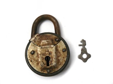 Amber kilit, vintage kilit, asma kilit. Beyaz arka plan, yakın çekim, Sovyet vintage, antika, tuş kilidi, kahverengi, paslı eski kilidi, kilit kilit, yıpranmış kilit, SSCB, Sovyet kilit, sap kafası stok görüntü, Nostalgishop