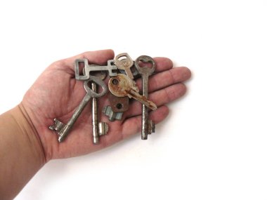 Anahtarlar, anahtarlar, antika tuşları, vintage anahtarları, anahtarları, beyaz tuşlar, yakın çekim, beyaz arka plan, farklı anahtarlar, gri tuşları, bronz anahtar taşı, çelik anahtarlar, anahtarlar, Sovyet vintage, bir sürü SSCB, Sovyet tuşları, el, el, sap kafası stok görüntü, Nostalgishop tuşları