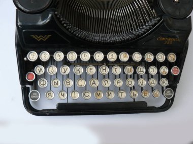 Daktilo, eski daktilo, Vintage daktilo, siyah beyaz, yakın çekim, beyaz arka plan, Sovyet vintage, antika daktilo, sap kafası stok görüntü, Nostalgishop