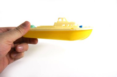 Sarı tekne, çocuk bot, plastik tekne, sarı tekne, çocuk tekne, plastik tekne, tekne oyuncak, oyuncak tekne, parlak sarı, sarı beyaz, yakın çekim, beyaz arka plan, Sovyet vintage, SSCB, eski oyuncak, oyuncak elinde, sap kafası stok görüntü, Nostalgishop