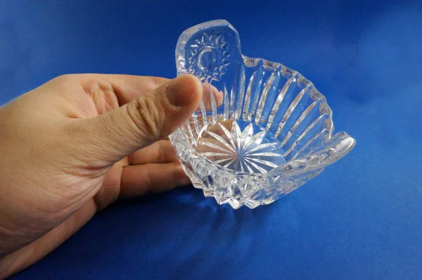 Şeker el,, Kristal şeker, cam şeker, mavi arka plan, küçük şeker tutucu, duvar dekorasyonu, yakın çekim, Sovyet vintage, Sovyet kristal, Sahaf şeker, ofis dekorasyonu, Cafe dekorasyonu, sap kafası stok görüntü, Nostalgishop