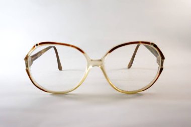 Gözlük, gözlük çerçeveleri, plastik çerçeve, Sovyet gözlük çerçeveleri, Vintage gözlük çerçeveleri, SSCB gözlük, eski gözlük, şeffaf, beyaz arka plan, yakın çekim, antik gözlük, Sovyet eski zamanlarda, Büyükanne gözlüğü, optik, sap kafası stok görüntü, Nostalg