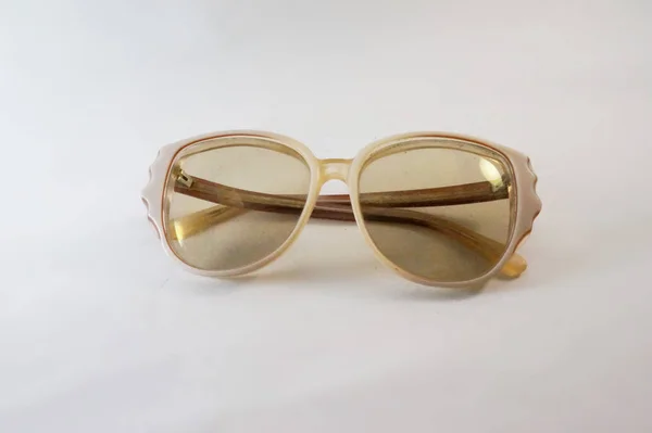 眼镜架 塑料框架 苏联眼镜架 老式眼镜架 苏联玻璃 旧玻璃 白色背景 古董眼镜 苏维埃古代 祖母眼镜 — 图库照片