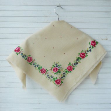 Eşarp çiçekler, çiçek eşarp, Bayan eşarplar, sarı şal, Ulusal dekor ile. Rus tarzı, Ukraynalı eşarp, Ukraynalı eşarp, halk stil, Bandana, Sovyetler vintage, yakın çekim, sap kafası stok görüntü, Nostalgishop