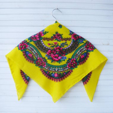 Eşarp çiçekler, çiçek eşarp, Bayan eşarplar, sarı şal, Ulusal dekor ile. Rus tarzı, Ukraynalı eşarp, Ukraynalı eşarp, halk stil, Bandana, Sovyetler vintage, yakın çekim, sap kafası stok görüntü, Nostalgishop
