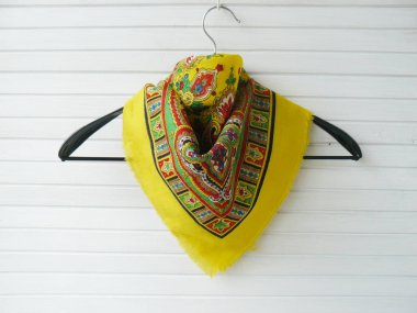 Eşarp çiçekler, çiçek eşarp, Bayan eşarplar, sarı şal, Ulusal dekor ile. Rus tarzı, Ukraynalı eşarp, Ukraynalı eşarp, halk stil, Bandana, Sovyetler vintage, yakın çekim, sap kafası stok görüntü, Nostalgishop