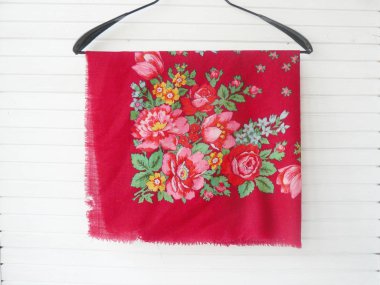 Eşarp çiçekler, çiçek eşarp, Bayan eşarplar, sarı şal, Ulusal dekor ile. Rus tarzı, Ukraynalı eşarp, Ukraynalı eşarp, halk stil, Bandana, Sovyetler vintage, yakın çekim, sap kafası stok görüntü, Nostalgishop