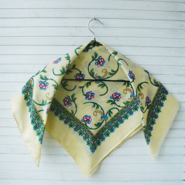 Eşarp çiçekler, çiçek eşarp, Bayan eşarplar, sarı şal, Ulusal dekor ile. Rus tarzı, Ukraynalı eşarp, Ukraynalı eşarp, halk stil, Bandana, Sovyetler vintage, yakın çekim, sap kafası stok görüntü, Nostalgishop