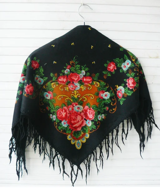Eşarp çiçekler, çiçek eşarp, Bayan eşarplar, sarı şal, Ulusal dekor ile. Rus tarzı, Ukraynalı eşarp, Ukraynalı eşarp, halk stil, Bandana, Sovyetler vintage, yakın çekim, sap kafası stok görüntü, Nostalgishop