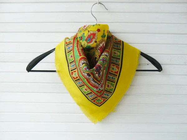 Eşarp çiçekler, çiçek eşarp, Bayan eşarplar, sarı şal, Ulusal dekor ile. Rus tarzı, Ukraynalı eşarp, Ukraynalı eşarp, halk stil, Bandana, Sovyetler vintage, yakın çekim, sap kafası stok görüntü, Nostalgishop