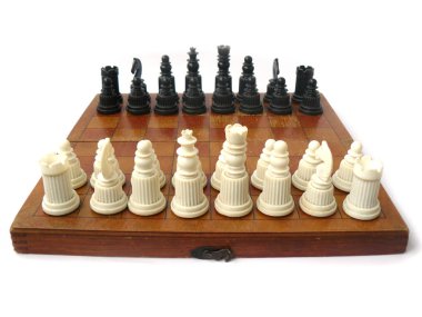 Satranç, satranç taşları, satranç kutusu, ahşap satranç, plastik satranç, eski satranç, Sovyet vintage, SSCB, beyaz arka plan, yakın çekim, satranç panosu, el, el, sap kafası stok görüntü, Nostalgishop satranç