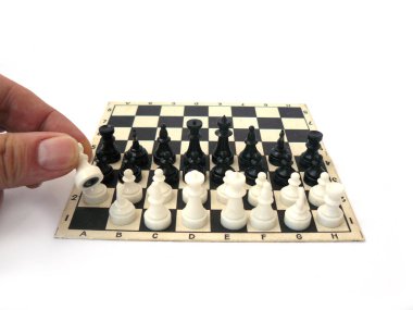 Satranç, satranç taşları, satranç kutusu, ahşap satranç, plastik satranç, eski satranç, Sovyet vintage, SSCB, beyaz arka plan, yakın çekim, satranç panosu, el, el, sap kafası stok görüntü, Nostalgishop satranç