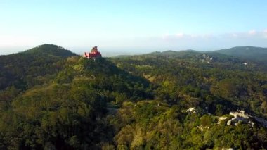 Sintra, Portekiz Moors kaleden Pena Sarayı havadan görünümü yaklaştı