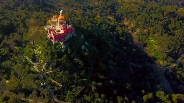 Sintra, Lizbon, Portekiz yanındaki renkli Ulusal Pena Sarayı havadan görünümü