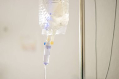 Işık arka plan üzerinde hastanede intravenöz damla, yakın çekim