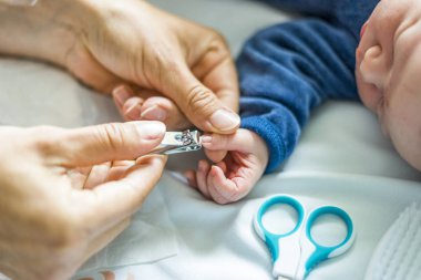 Annesi onun yeni doğan bebek çocuk hastanede tırnakları keser