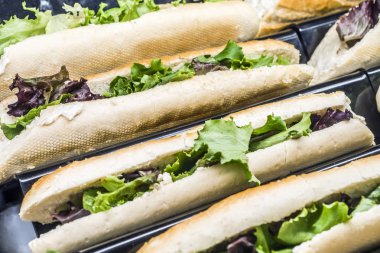 Yeşil salata ve ton balığı ile dört sandviç fast food dükkanında yapıştırın