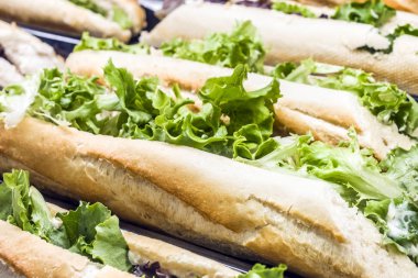 Yeşil salata ve ton balığı ile sandviçler baget dükkanda yapıştırın