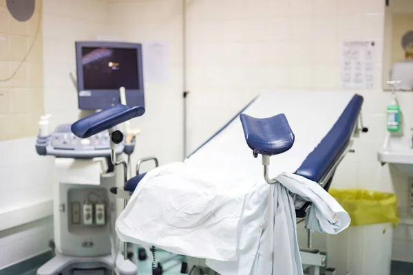 海军蓝妇科椅配超声监测仪在医院 — 图库照片