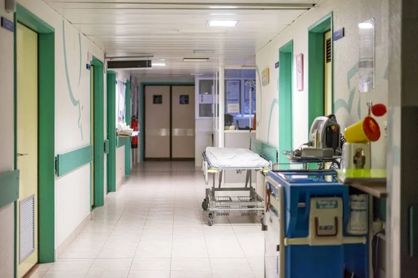 Sjukhuskorridor Med Säng Som Väntar Nästa Patient — Stockfoto