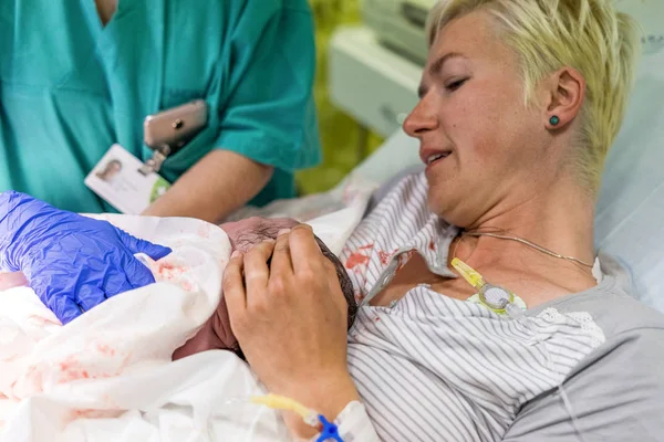 Madre Suo Neonato Subito Dopo Consegna — Foto Stock