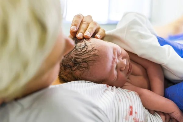 Madre Suo Neonato Subito Dopo Consegna — Foto Stock