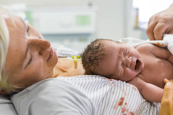 Madre Suo Neonato Subito Dopo Consegna — Foto Stock