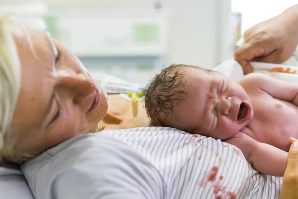 Mutter Und Ihr Neugeborener Junge Kurz Nach Der Geburt — Stockfoto