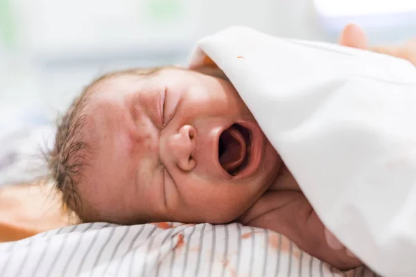 Newborn Baby Boy Crying Chest His Mom — Stock Photo, Image