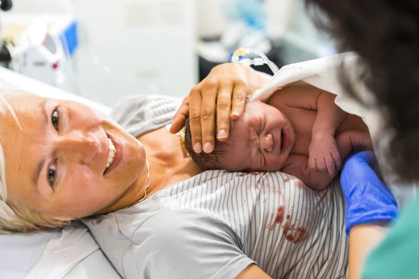 Mutter Und Ihr Neugeborener Junge Kurz Nach Der Geburt — Stockfoto