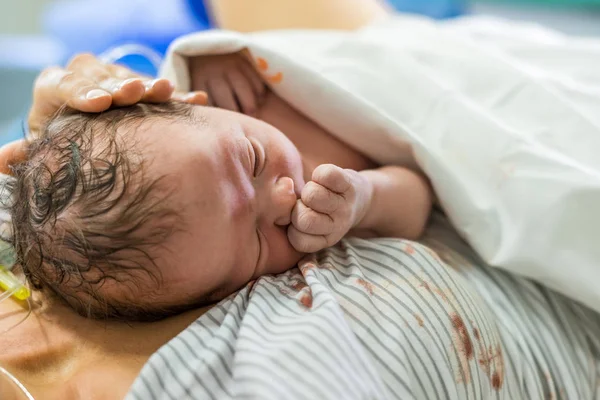 Recién Nacido Niño Acostado Sobre Madre Con Mano Cariñosa Sobre — Foto de Stock